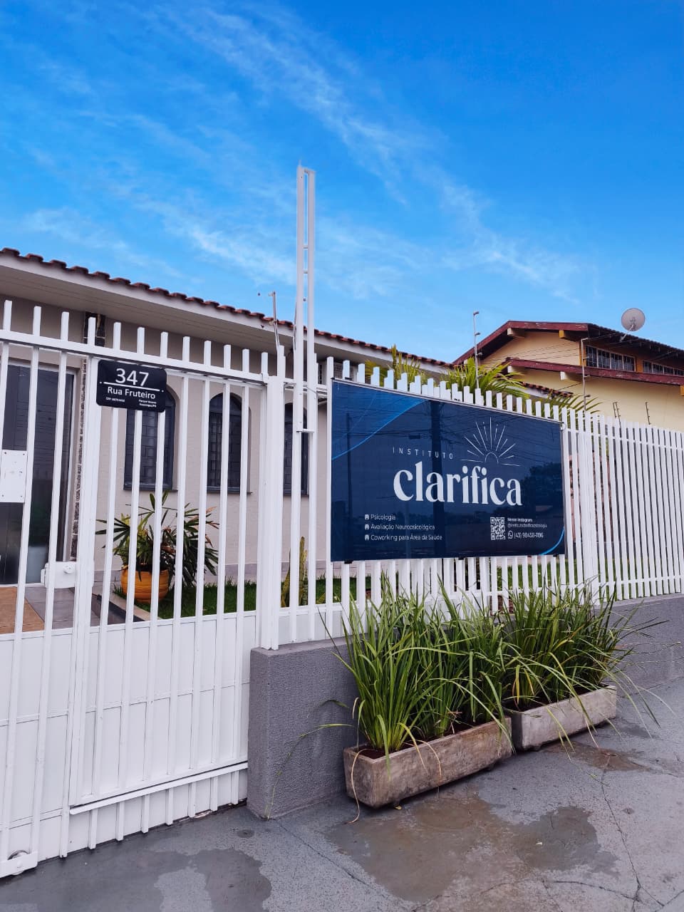 Fachada e portão de acesso do Instituto Clarifica